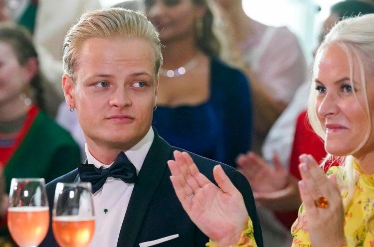 Høiby ai funerali del Re: il braccialetto elettronico non si toglie neanche in chiesa EPA/LISE ASERUD