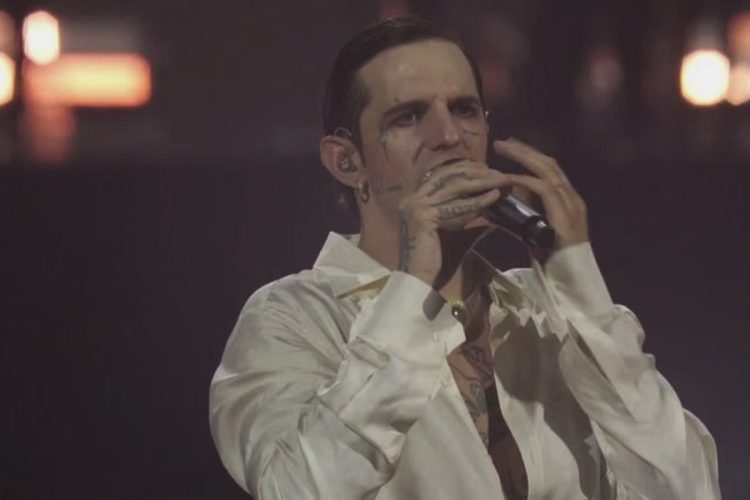 Achille Lauro canta al suo concerto