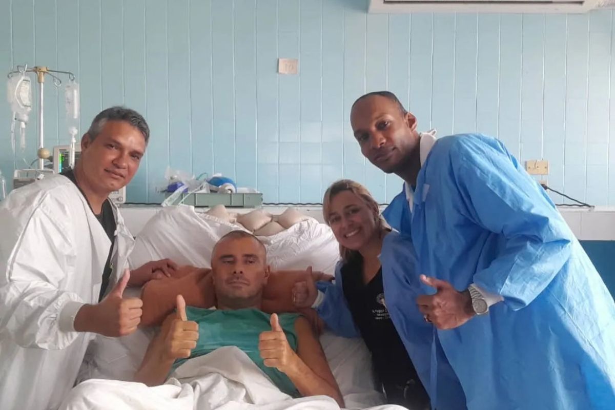 Alessandro Di Battista insieme ai medici cubani che l'hanno curato
