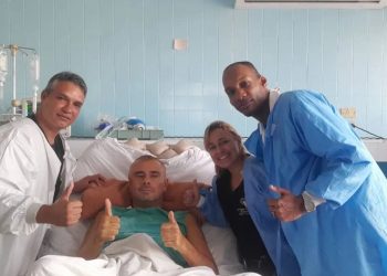 Alessandro Di Battista insieme ai medici cubani che l'hanno curato