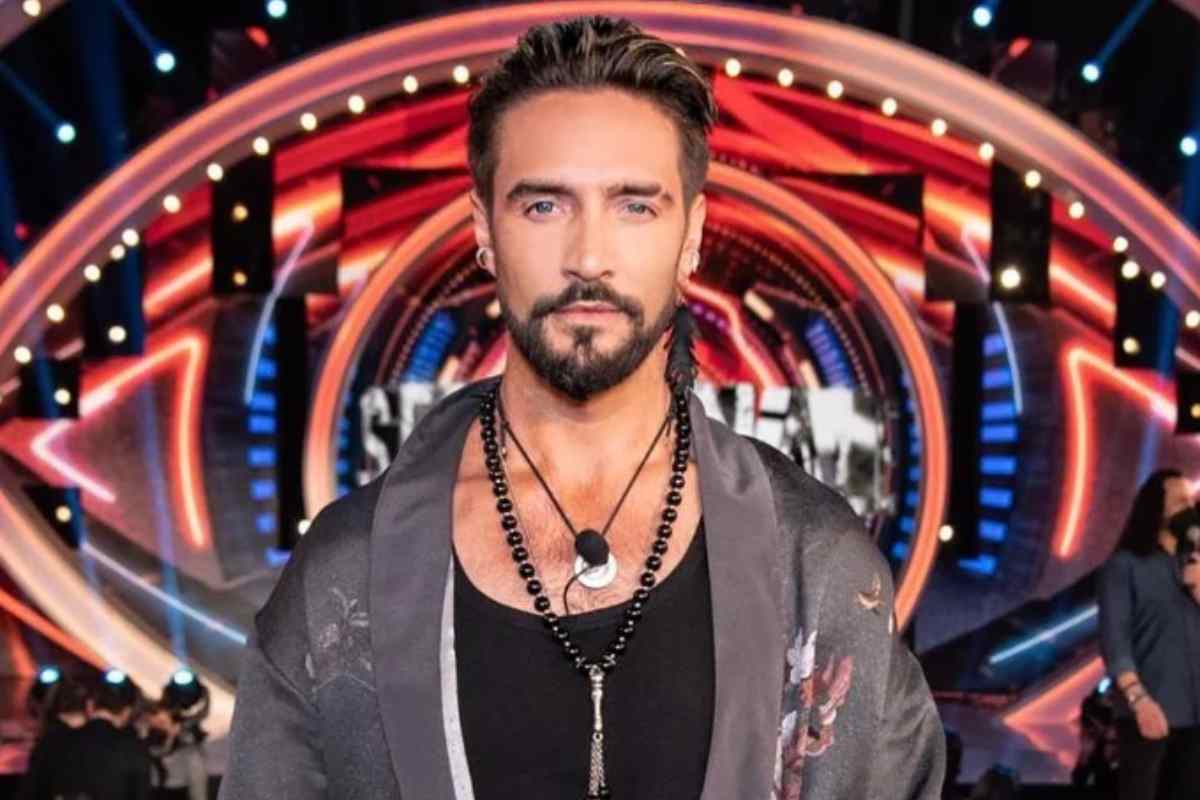 Primo piano di Alex Belli, attore