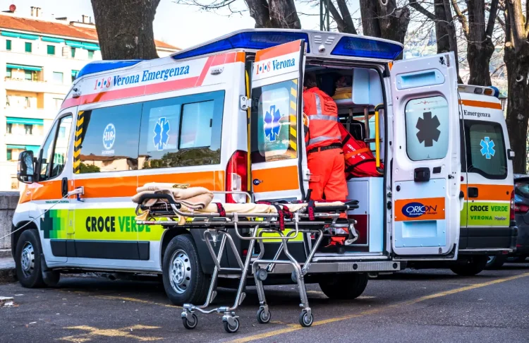 Un uomo è stato colpito da un treno in corsa a Magenta