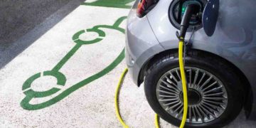 Un' auto elettrica in carica