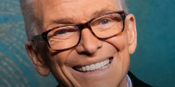 Bob Mackie, morto a 87 anni lo stilista che vestì Cher e le più grandi star