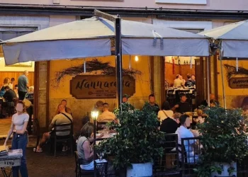 Trastevere, multe per 94mila euro ai ristoranti “Nannarella” e “Cencio La Parolaccia”: blatte e lavoratori irregolari