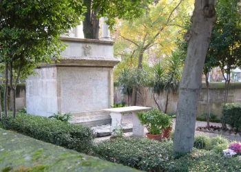 Cimiteri di Roma, salme fatte a pezzi per liberare i loculi: sette dipendenti licenziati
