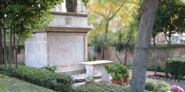 Cimiteri di Roma, salme fatte a pezzi per liberare i loculi: sette dipendenti licenziati