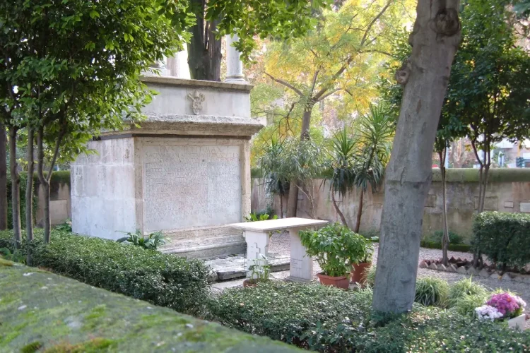 Cimiteri di Roma, salme fatte a pezzi per liberare i loculi: sette dipendenti licenziati