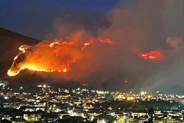 Colombia, dichiarato lo stato di calamità pubblica per un vasto incendio in zone turistiche