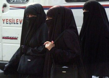 Delle donne che indossano il niqab
