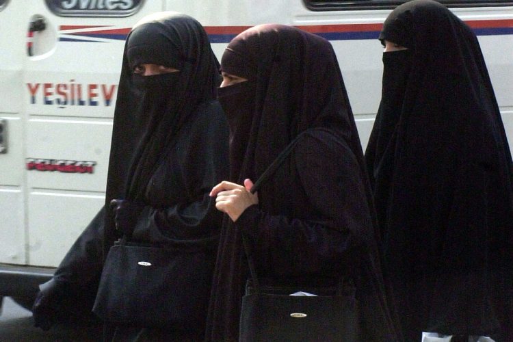 Delle donne che indossano il niqab