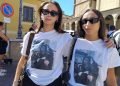 Due amiche di Maria Spinelli ai funerali della 22enne