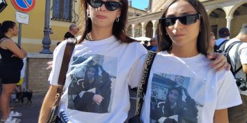 Due amiche di Maria Spinelli ai funerali della 22enne