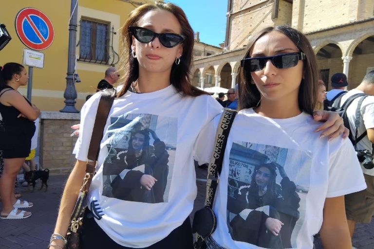 Maria Spinelli, oltre 500 persone ai funerali dell’italiana uccisa al rave in Svizzera