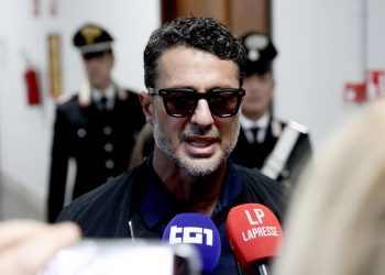 Corona lancia il partito "antisistema": non può candidarsi, ma punta ai sondaggi