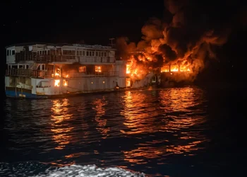 Incendio a bordo del traghetto nelle Filippine: cinque morti, oltre 80 dispersi al largo di Palawan