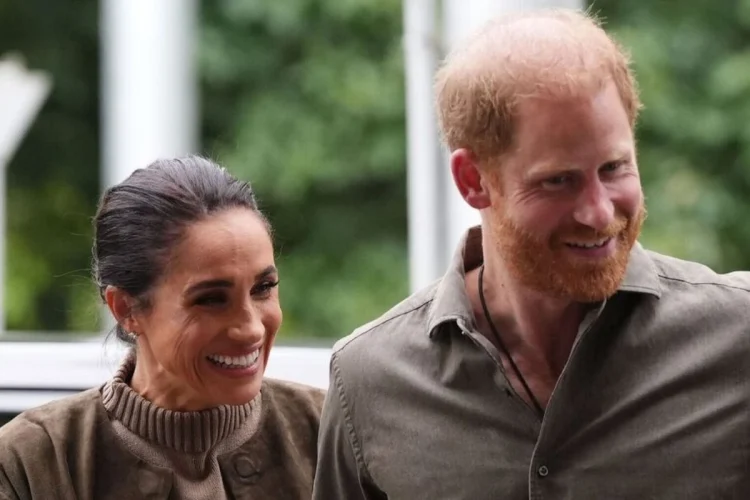 Meghan, il recapito privato finisce in pubblico dalla chat dei genitori nel Regno Unito