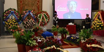 Bonino, l'addio laico in Campidoglio: Mattarella e Meloni tra la folla per i diritti
