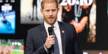 Harry si lancia con il paracadute: "Un patto è un patto". E parla del ritorno in UK