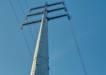 Il traliccio della rete elettrica nei campi in località Bottedo di Lodi Vecchio sul quale si sarebbe arrampicato Jacopo Trabattoni