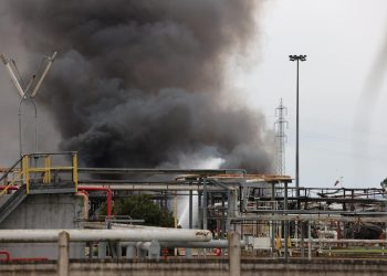La colonna di fumo causata dall'esplosione avvenuta in un deposito di carburanti a Calenzano