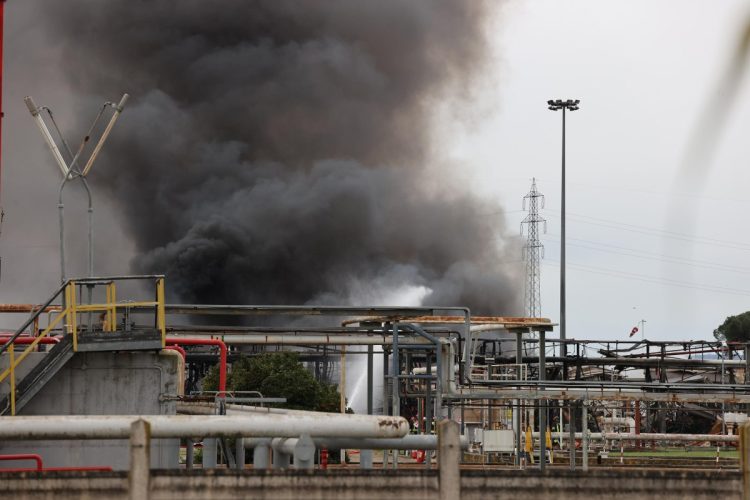 La colonna di fumo causata dall'esplosione avvenuta in un deposito di carburanti a Calenzano
