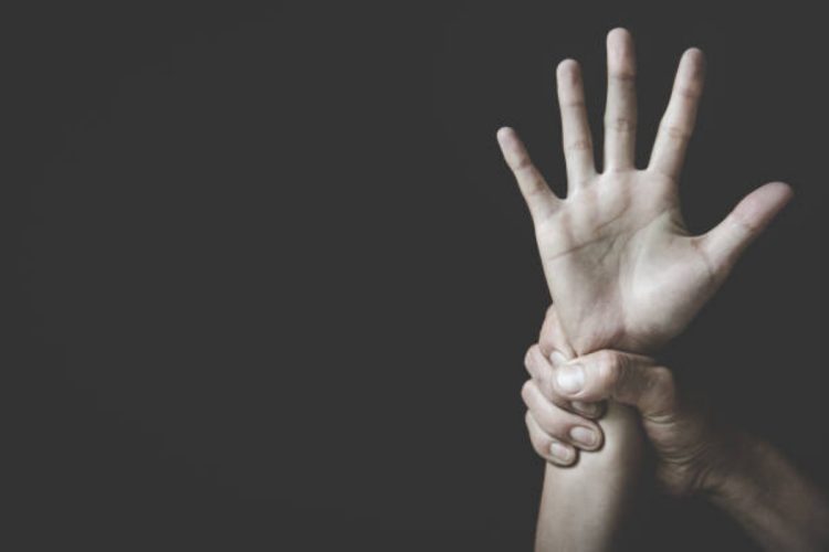 Arezzo, padre violento allontanato: figlia rifiutava matrimonio forzato