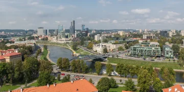 Lituania, allarme droni: chiuso l’aeroporto di Vilnius, poi la scoperta