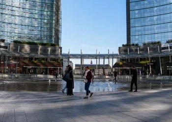 Milano, 21enne muore dopo essere precipitato da 15 metri in piazza Gae Aulenti