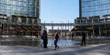 Milano, 21enne muore dopo essere precipitato da 15 metri in piazza Gae Aulenti
