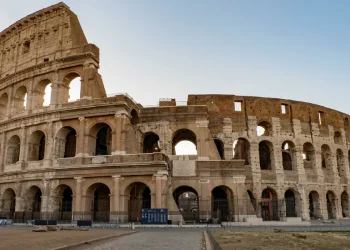 Operaio di 22 anni muore al Colosseo: precipitato da dieci metri durante i lavori notturni