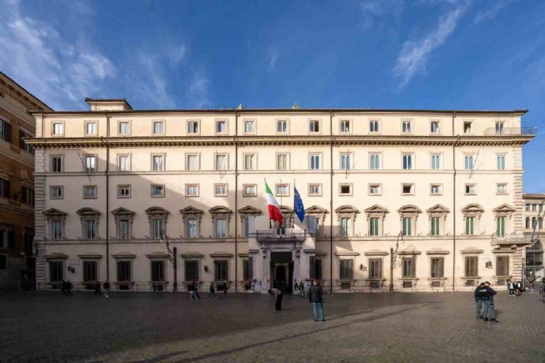 Il governo porta alla Consulta la legge dell’Emilia-Romagna sul fine vita. Magi: “Una vigliaccata”. Boccia: “Ora voti il Parlamento”
