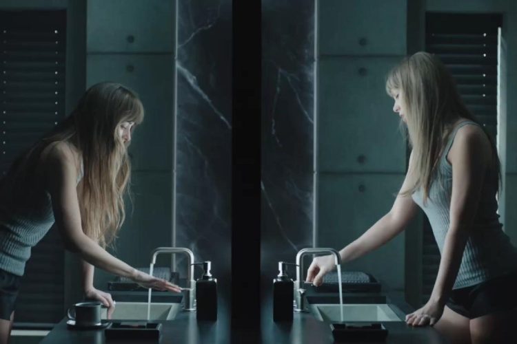 Taylor Swift lancia "Patient Zero" - nella foto, la cantante e Dakota Johnson in un frame del teaser