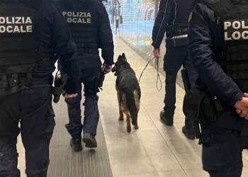 Milano, 31enne aggredito alla Stazione Centrale: aveva un pezzo di ferro conficcato nella schiena