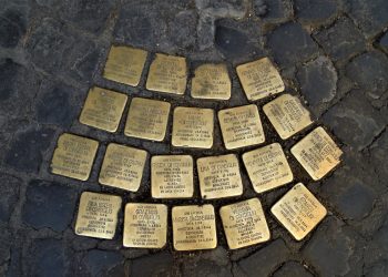 Roma, pietre inciampo famiglia Di Consiglio. Roma: pietre d'inciampo imbrattate con colori palestinesi, è oltraggio alla Shoah