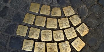 Roma, pietre inciampo famiglia Di Consiglio. Roma: pietre d'inciampo imbrattate con colori palestinesi, è oltraggio alla Shoah