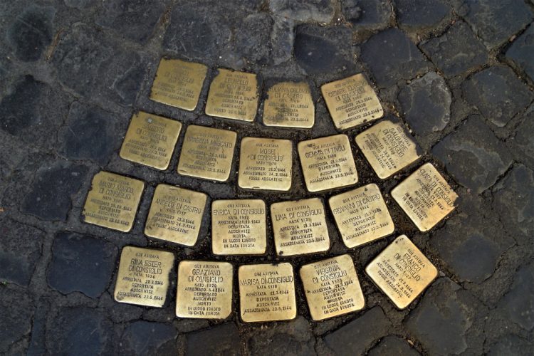 Roma, pietre inciampo famiglia Di Consiglio. Roma: pietre d'inciampo imbrattate con colori palestinesi, è oltraggio alla Shoah