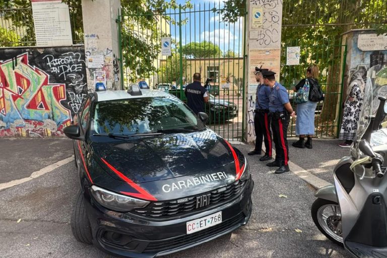Roma, docente accoltellata da alunno di 13 anni: “Oggi doveva recuperare il debito in geografia”