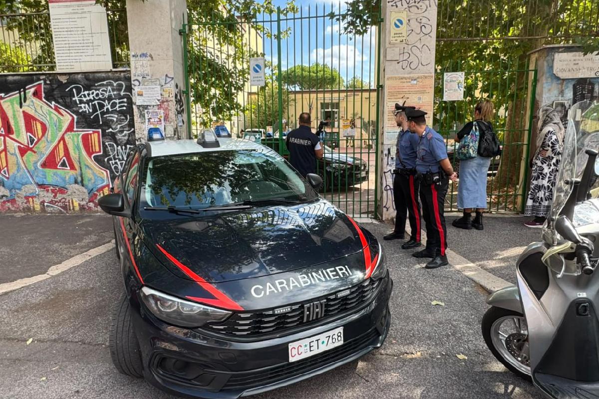 Roma, alunno di 13 anni accoltella una docente in classe e spruzza spray al peperoncino