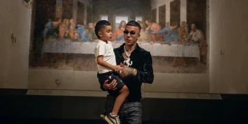 Sfera Ebbasta davanti al Cenacolo - nella foto, un frame del videoclip
