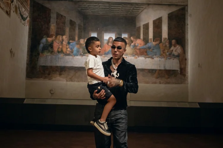 Sfera Ebbasta davanti al Cenacolo - nella foto, un frame del videoclip