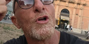 Chi è l'influencer Simone Carabella, espulso da Venezia per sei mesi: gira nelle capitali italiane urlando slogan razzisti