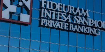 Truffa a Fideuram: 36 milioni rubati con un falso messaggio WhatsApp e voce clonata dall’IA