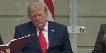 Trump si addormenta al Pentagono durante la cerimonia per l'11 settembre