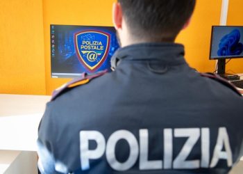 Un agente della polizia postale