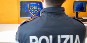 Un agente della polizia postale