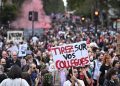 Una protesta a Parigi contro l'uso delle armi da parte della polizia