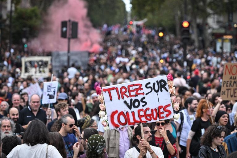 Francia, protesta a Parigi contro la legge sull’uso delle armi da parte della polizia