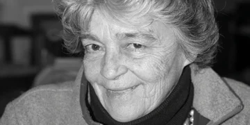 Silvia d'Amico sorride in un ritratto in bianco e nero