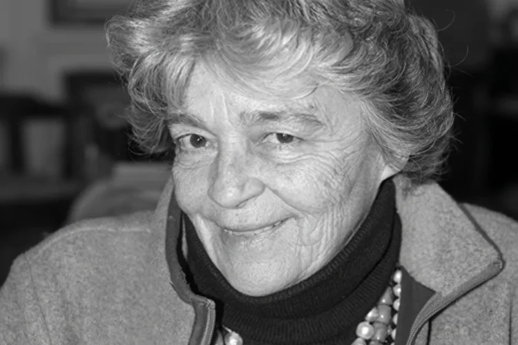 Silvia d'Amico sorride in un ritratto in bianco e nero